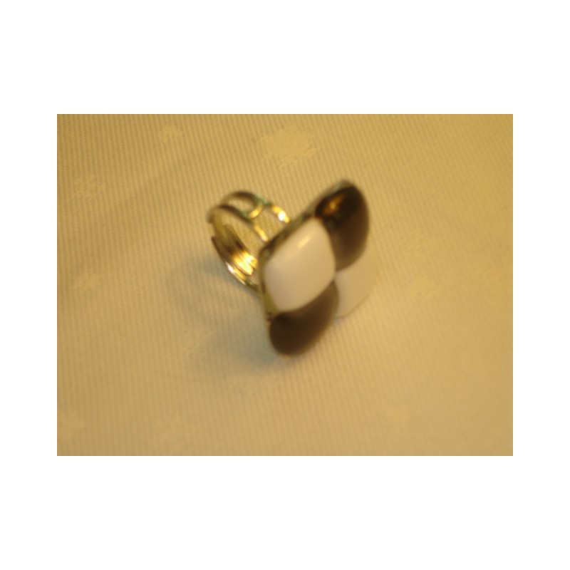 BAGUE EN VERRE DE MURANO NOIRE ET BLANCHE MONTURE METALLIQUE BAGUE EN VERRE DE MURANO NOIRE ET BLANCHE MONTURE METALLIQUE