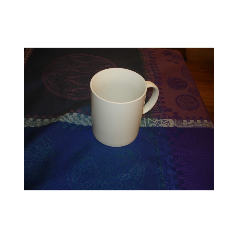 MUGG BLANC EN PORCELAINE HT 9.5 DIAM 8CM MUGG BLANC EN PORCELAINE HT 9.5 DIAM 8CM
