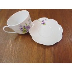 TASSE ET SOUCOUPE A DEJEUNER EN PORCELAINE DE LIMOGES  MOTIF VIOLETTES