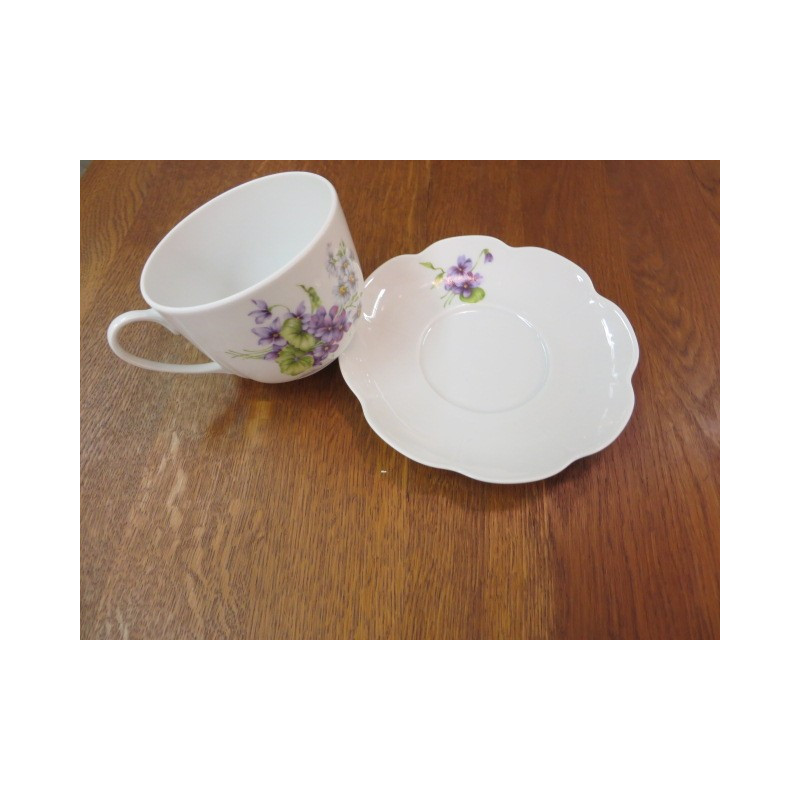 TASSE ET SOUCOUPE A DEJEUNER EN PORCELAINE DE LIMOGES  MOTIF VIOLETTES